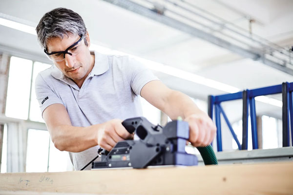 pialla festool in uso su tavola di legno